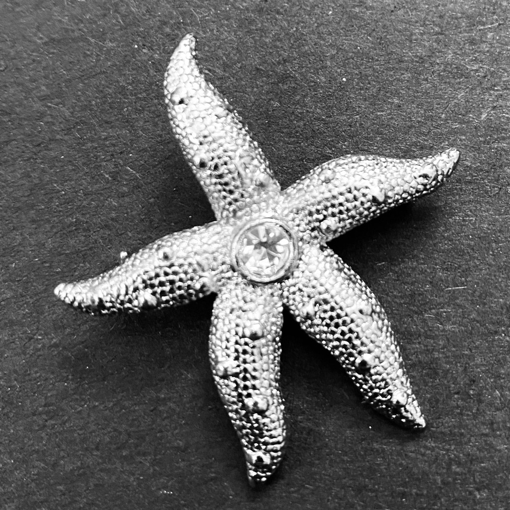 * Silver Starfish Crystal Pin Brooch NEW